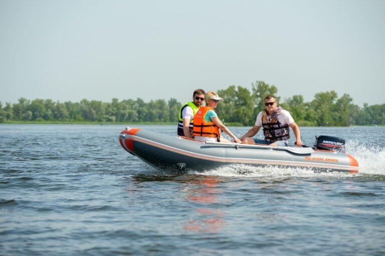 Lee más sobre el artículo Principales razones para elegir una lancha hinchable Kolibri para tus aventuras acuáticas