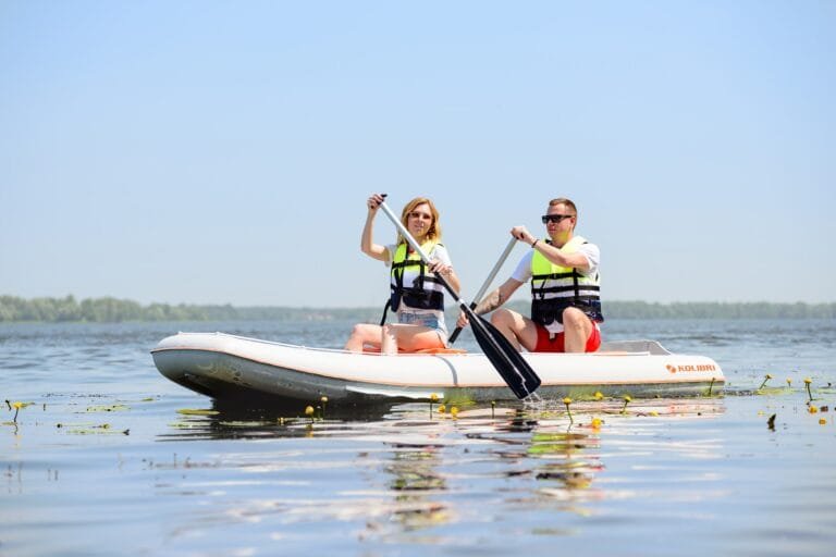 Lee más sobre el artículo Guía para principiantes lancha hinchable con motor: aprende paso a paso