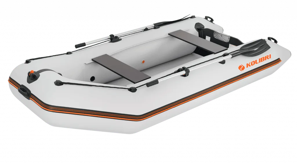 Lancha hinchable Kolibri KM-330 navegando con cuatro personas a bordo