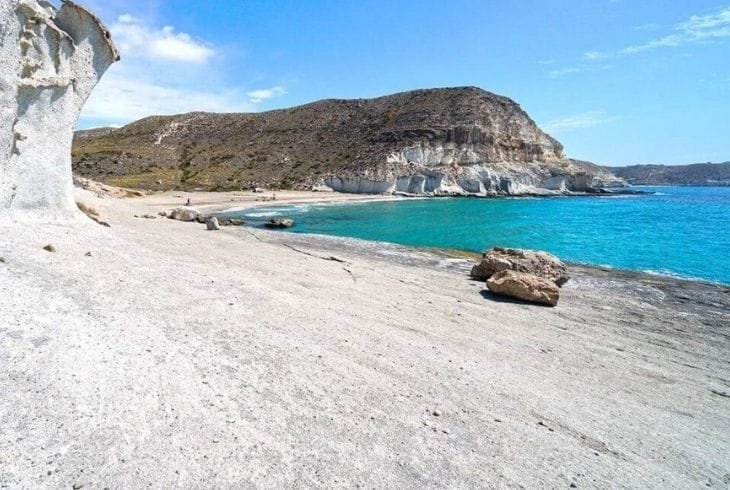Cala secreta en Almería accesible con lancha hinchable Kolibri