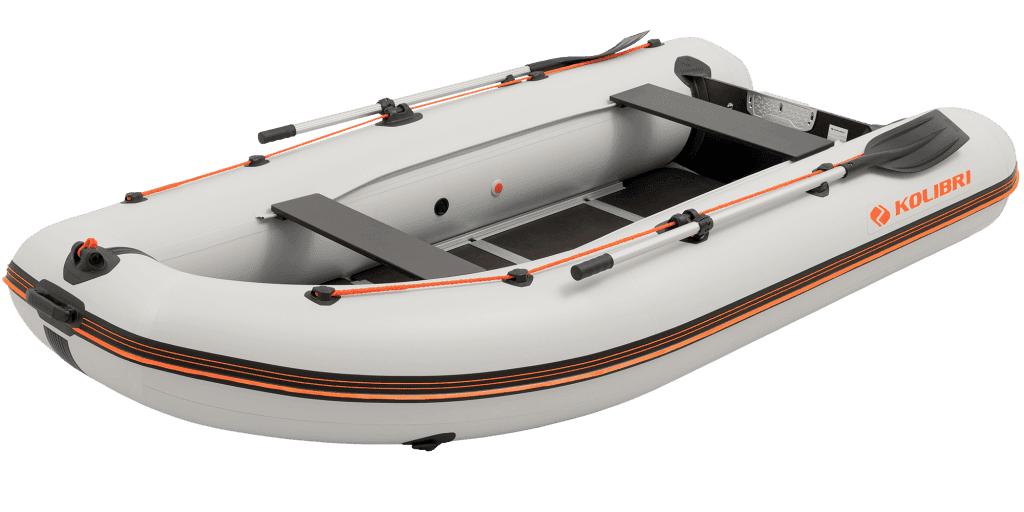 Lancha hinchable Kolibri KM-330DSL navegando en aguas tranquilas con motor instalado