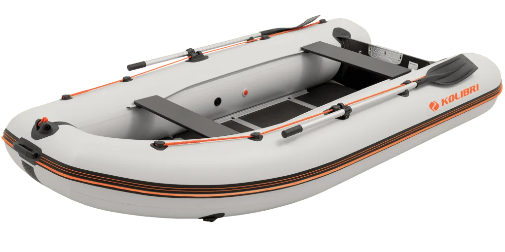 Lancha hinchable Kolibri KM-330DSL navegando en aguas tranquilas con motor instalado