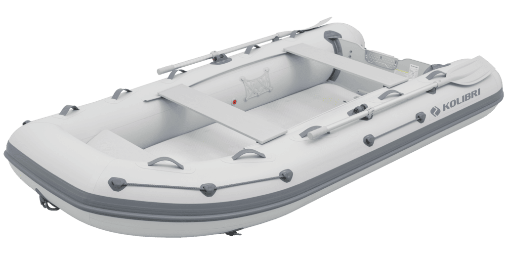 Lancha hinchable Kolibri KM-330DXL navegando en un lago