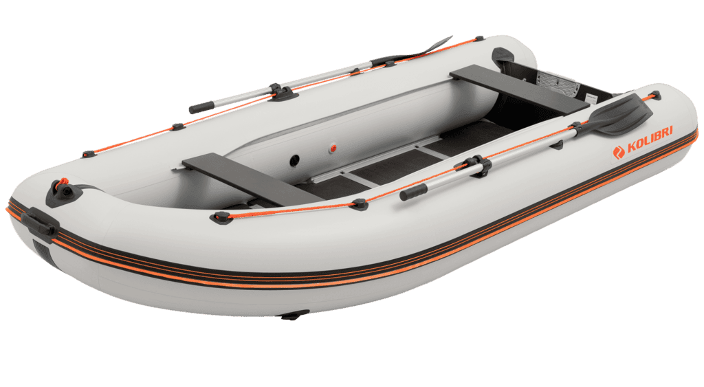 Lancha hinchable Kolibri KM-360DSL navegando en aguas abiertas con motor instalado